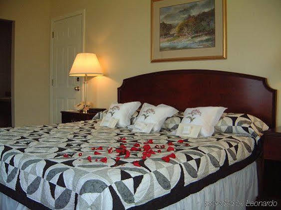 Bridgeview Motel Mackinaw City Phòng bức ảnh